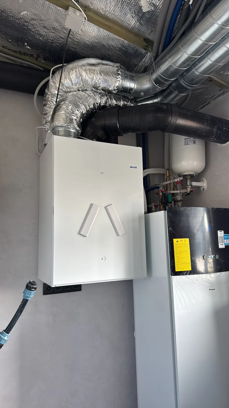 VALLOX rekuperatorius su ortakiais ir DAIKIN šilumos siurblio vidaus modulis techninėje patalpoje