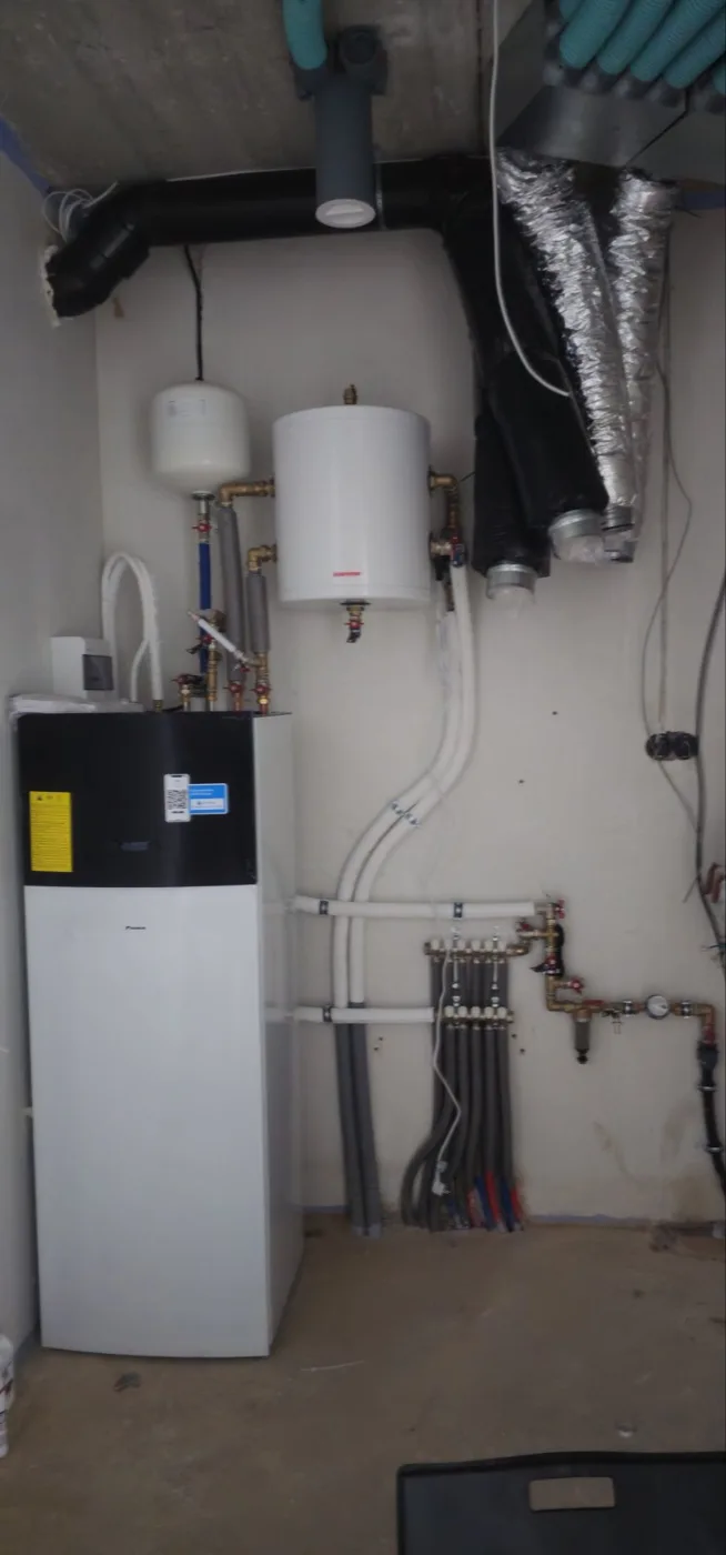 DAIKIN šilumos siurblio vidaus modulis su vandens šildytuvu ir kolektoriumi