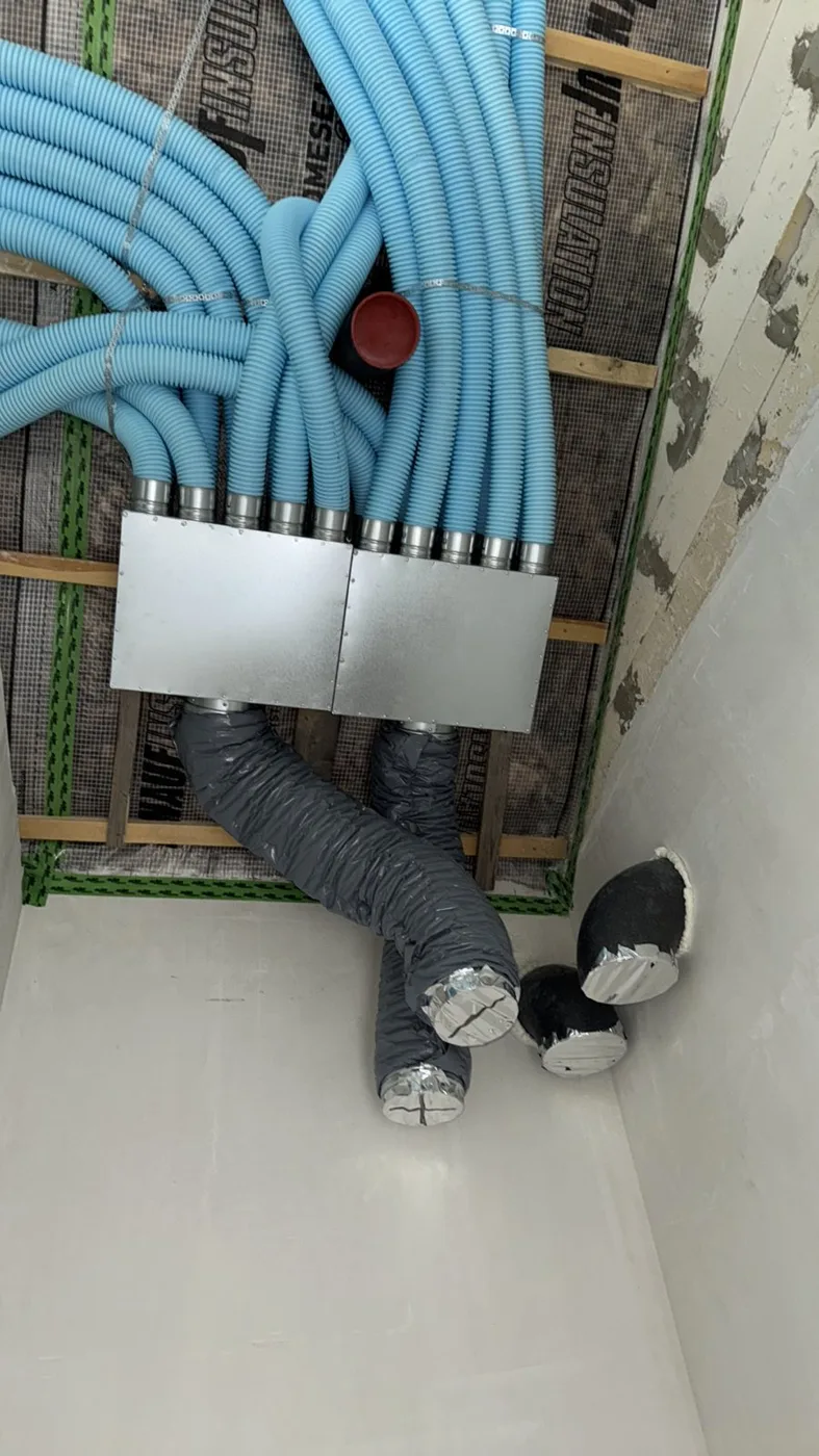 BRINK rekuperatorius ir DAIKIN šilumos siurblio vidaus modulis su ortakiais