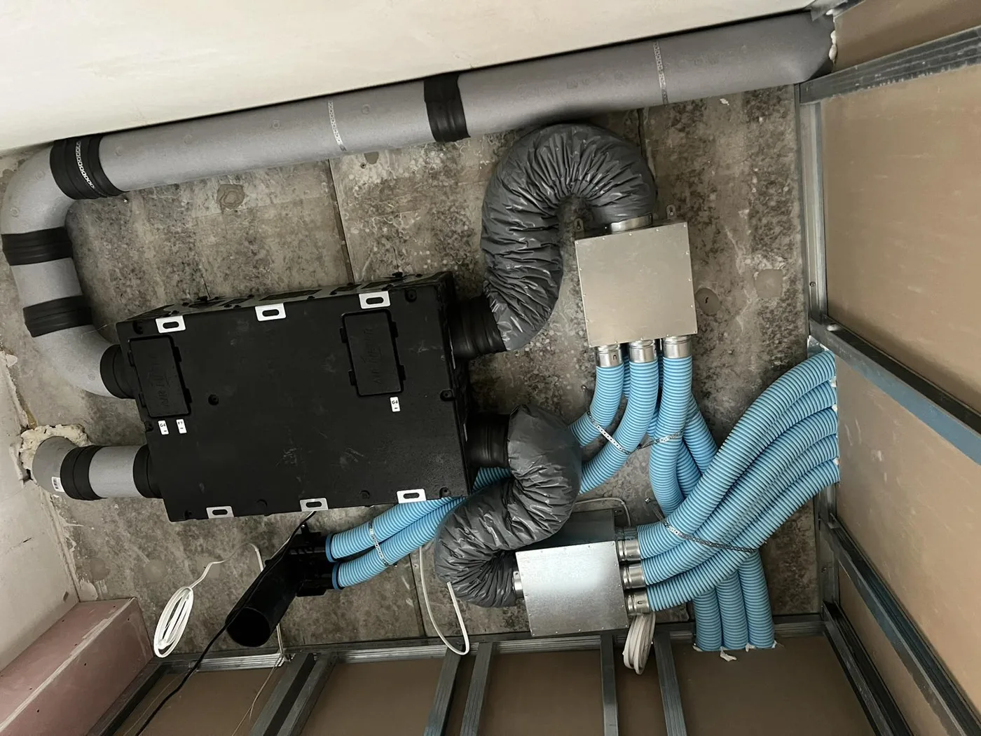 DAIKIN šilumos siurblio vidaus modulis ir rekuperatorius su ortakiais