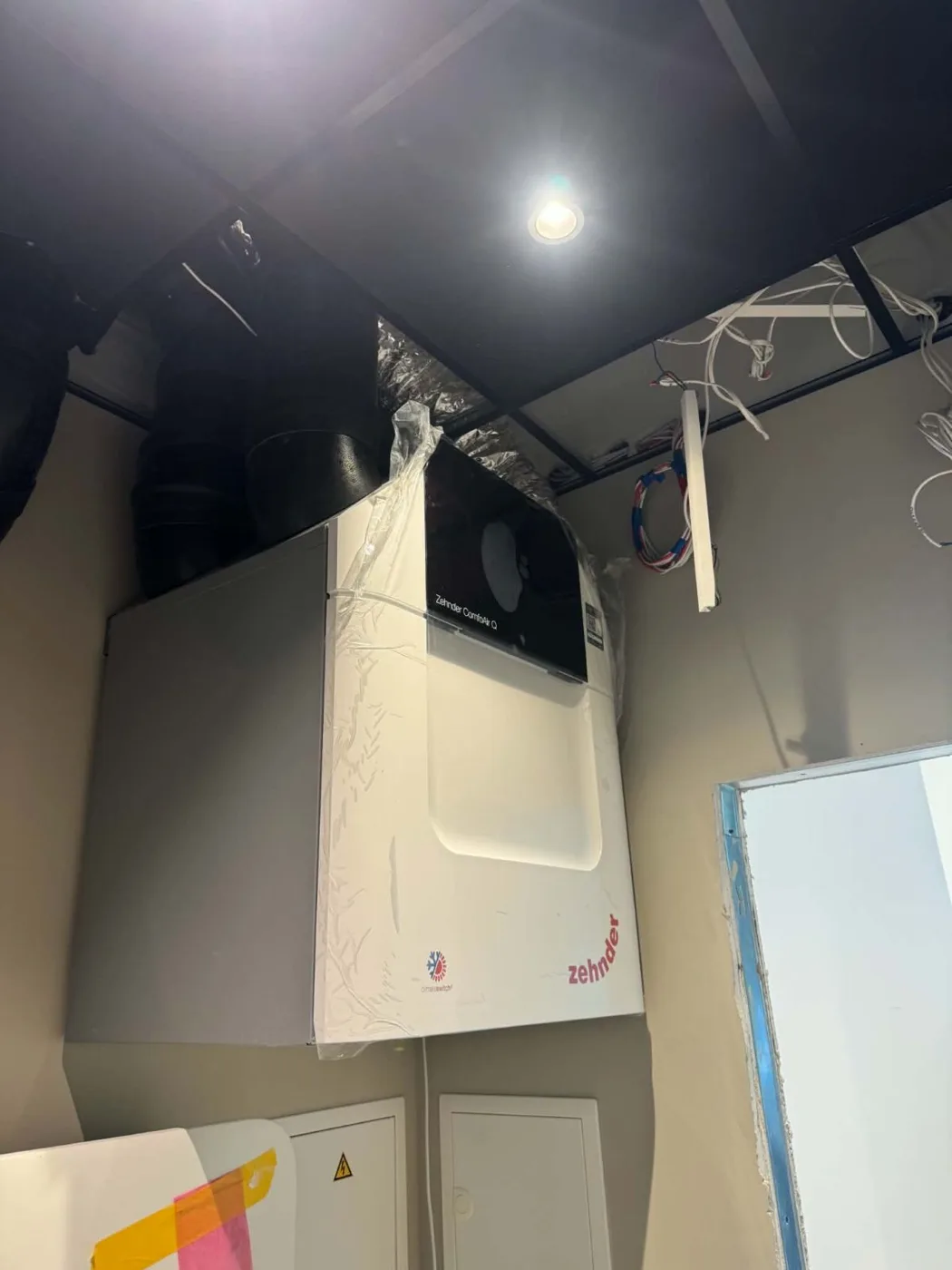 ZEHNDER ComfoAir Q rekuperatorius su ortakiais montavimo metu