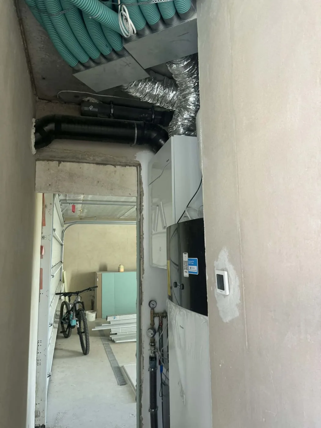 DAIKIN šilumos siurblio vidaus modulis ir WOLF rekuperatorius su ortakiais